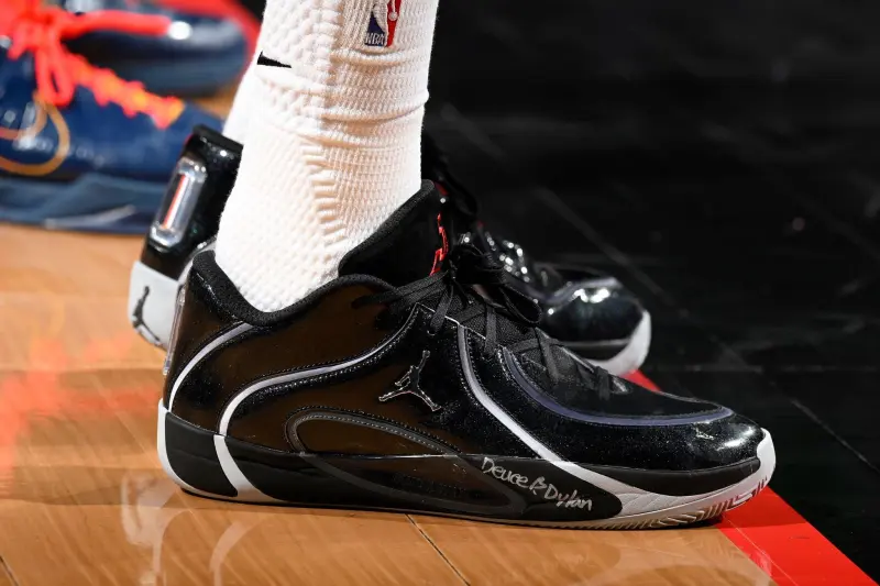 开云部门-塔图姆穿着野马配色Tatum4，砍下30分7篮板11助攻